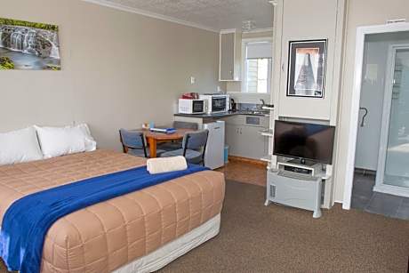 Two-Bedroom Apartment with Queen Bed and 4 Single Beds