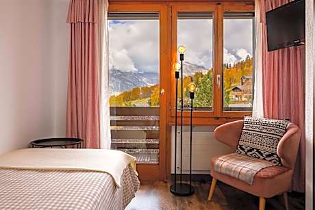 Comfort Single Room with Balcony and Mountain View