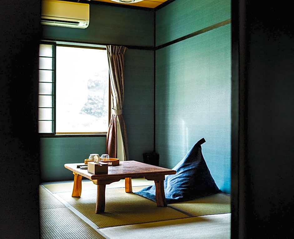 Foto 1 di 7 di Economy Triple Room with Shared Bathroom