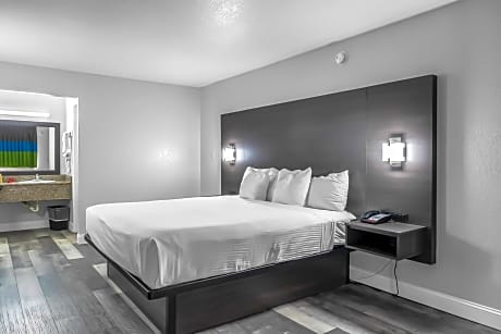 King Room with Roll-In Shower - Disability Access