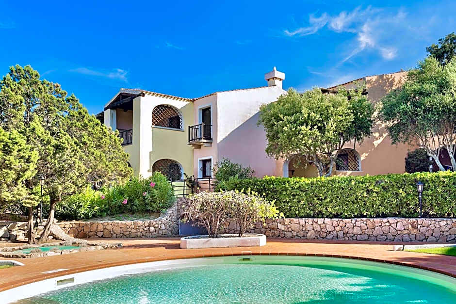 Residence con piscina a Liscia di Vacca, 350 mt dal mare, 3 km da Porto Cervo