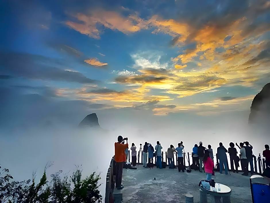 Yellow Cloth Reflection Inn