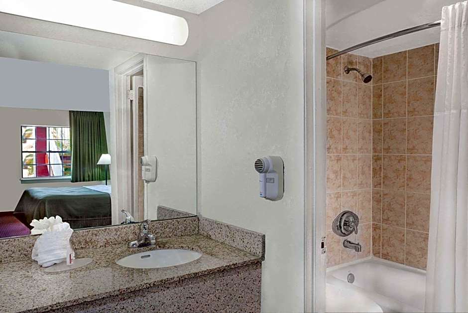 Howard Johnson by Wyndham Ft. Myers FL