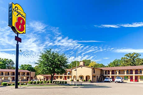 Super 8 by Wyndham Mt. Pleasant TX
