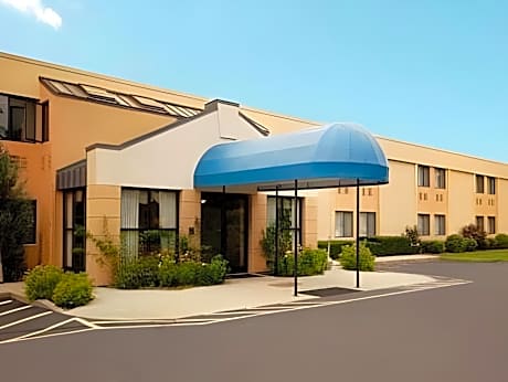 All Seasons Inn & Suites