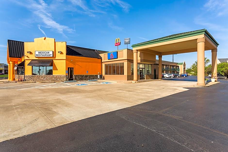 Motel 6-Clarksville, TN