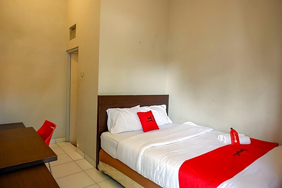 RedDoorz near Stasiun Tawang Semarang
