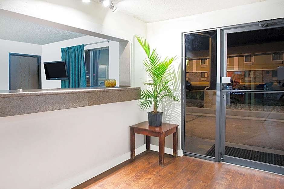 Super 8 by Wyndham Limon
