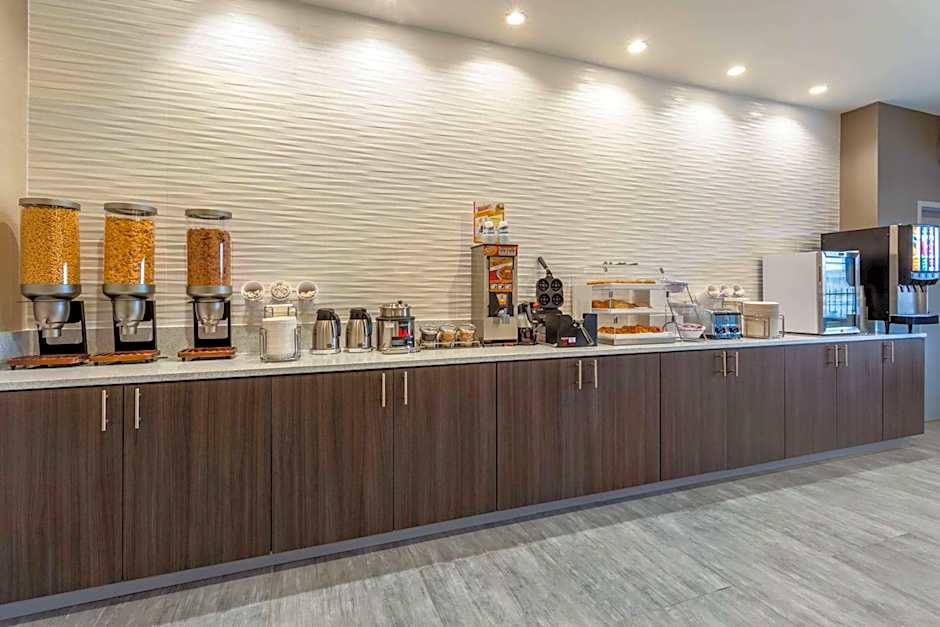 La Quinta Inn & Suites by Wyndham Wichita Airport