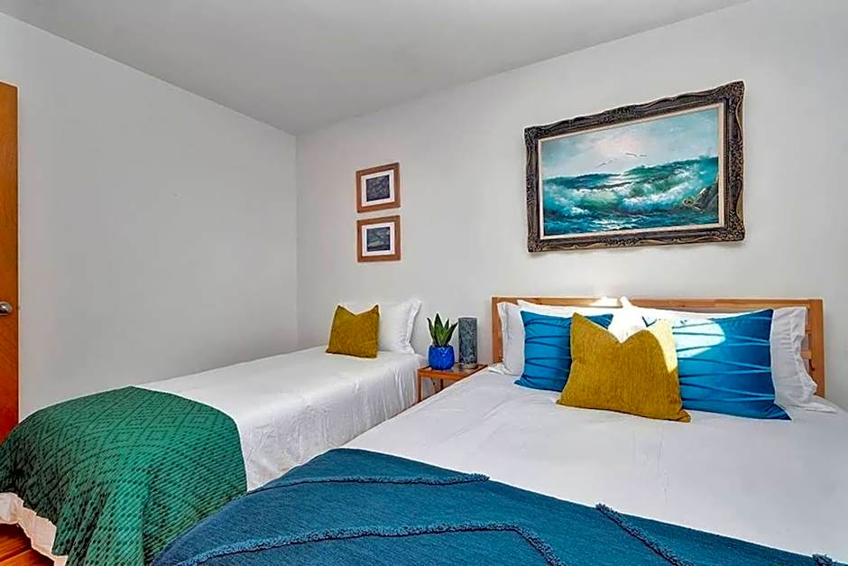 Retro vibe w hot tub piano lounge and vinyls