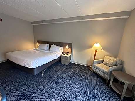 1 King Bed Mobility/Hearing Accessible Room Bathtub w/ Grab Bars Non-Smoking