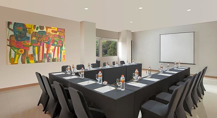 Yellow Star Ambarukmo Hotel