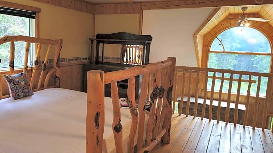 Rustic Executive Cabin at Beaverfoot