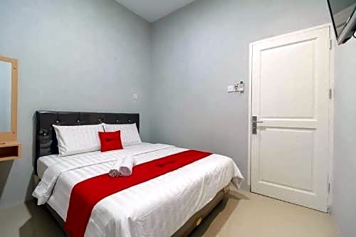 RedDoorz @ Helvetia Medan 2