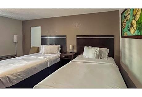 2 Queen Beds | Mobil Access Tub Nsmk Micfridg