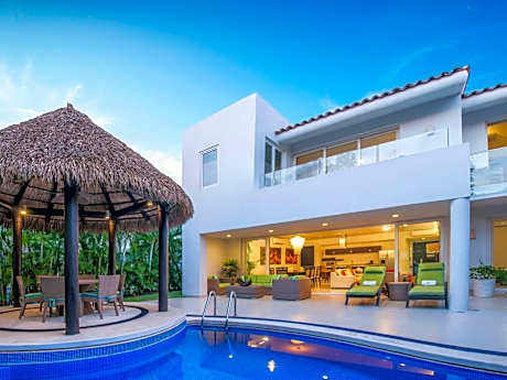 One-Bedroom King Room with Three King Beds and Private Pool - Balcony/Terrace/Kitchen