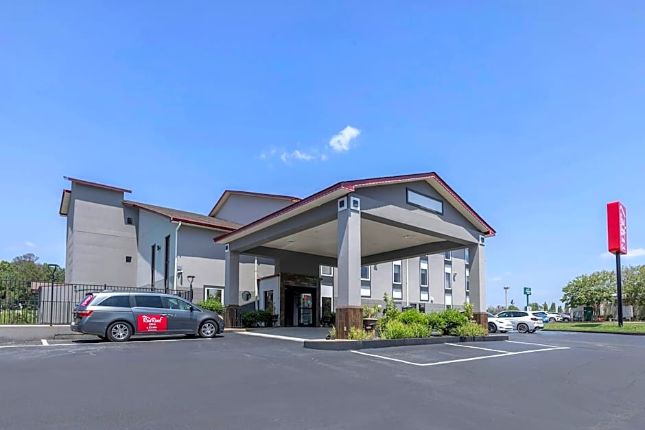 Red Roof Inn & Suites Clinton, MS