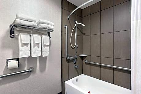 2 Queen Bed Mobility Accessible Room Bathtub w/ Grab Bars Non-Smoking