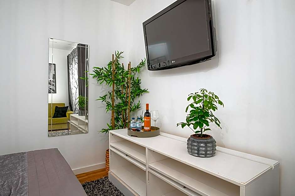 Avenue View Rooms - Guest House