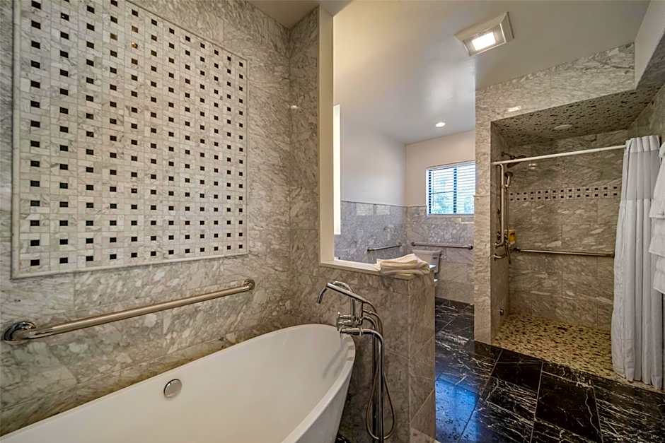 Best Western Plus Palm Court Hotel