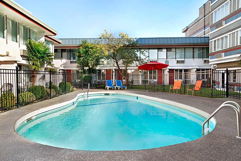 Days Inn by Wyndham Victoria Airport Sidney