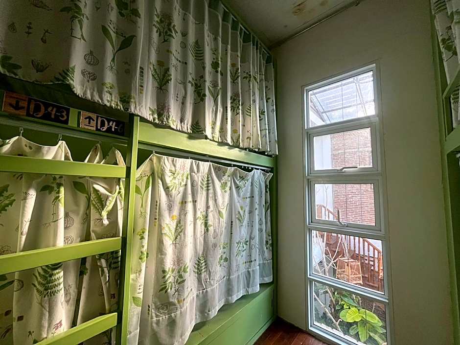 Memmoth Cafe & Hostel in Lampang