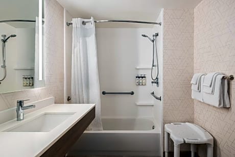 2 Queen Standard Mobility Accessible Tub