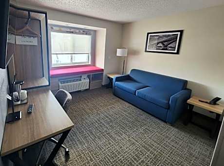 Suite-1 Queen Bed Non-Smoking Larger Room Sofabed Smart Tv Mini Fridge Rain Shower Full Breakfast