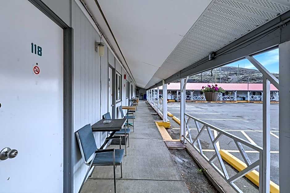 Canadas Best Value Desert Inn & Suites Cache Creek