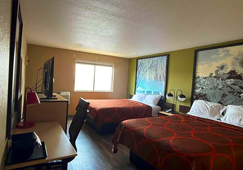 Super 8 by Wyndham Topeka/Wanamaker RD/I-70