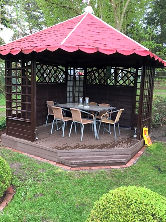 Domek Kamień nad jeziorem z jacuzzi