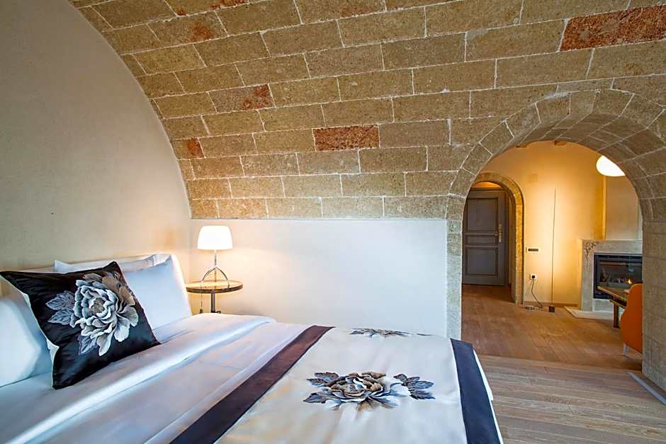 Moni Emvasis Luxury Suites