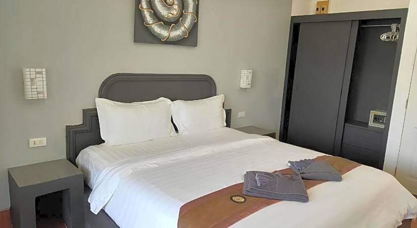 Tropical Palm Resort.