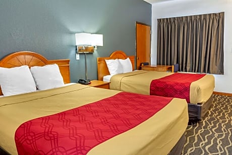 2 Queen Beds, Smoking