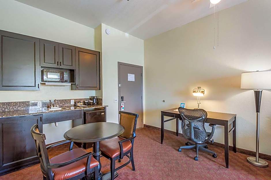 Clarion Inn & Suites Central Clearwater Beach