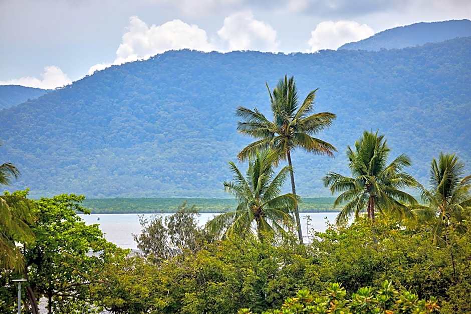 Cairns Harbourside Hotel