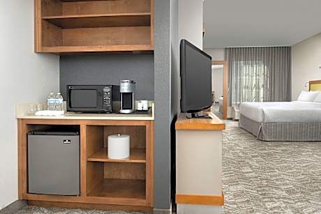 Studio, 1 King Bed (Hearing Accessible)
