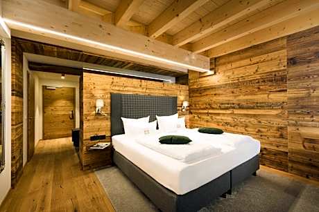 Deluxe Double Room (2 Adults + 1 Child)