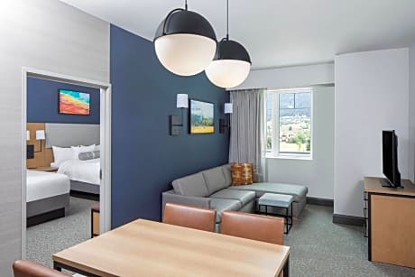2 Bedroom Suite, Bedroom 1: 1 King, Bedroom 2: 2 Queen
