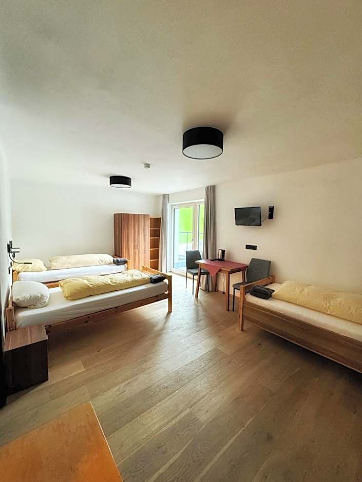 SKILL Mountain Lodge - Ski und Bike Hostel im Sommer mit JOKER CARD