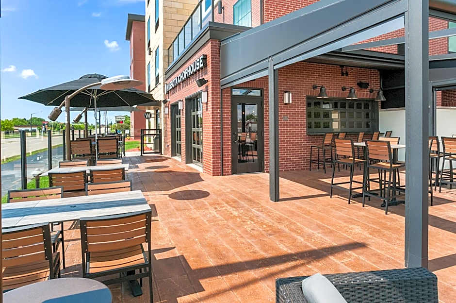 Cobblestone Hotel & Suites - Neenah