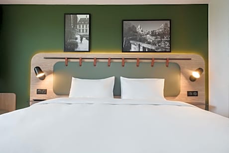 Standard Room - 1 Queen Bed