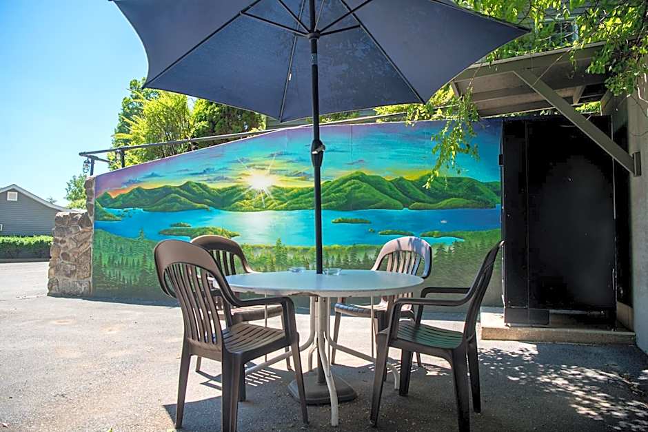 Adirondack Retreat Inn & Suites