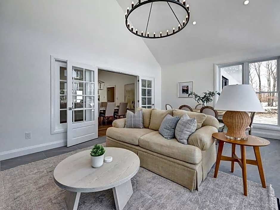 Gorgeous private retreat with hot tub