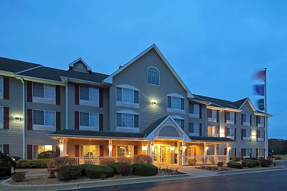 Country Inn & Suites by Radisson, West Bend, WI