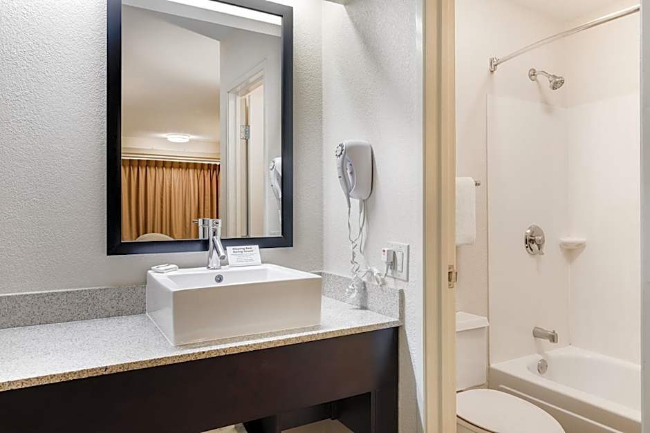 Super 8 by Wyndham Deerfield/Northbrook