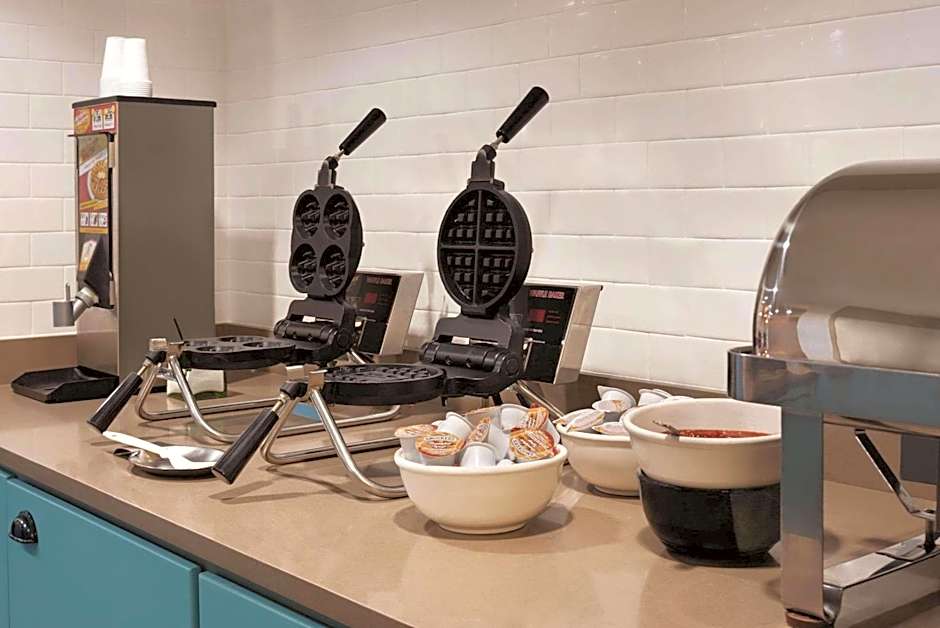 Country Inn & Suites by Radisson, Madison Southwest, WI