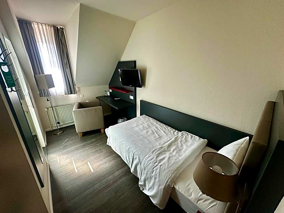 Photo 1 of 4 of Single Room