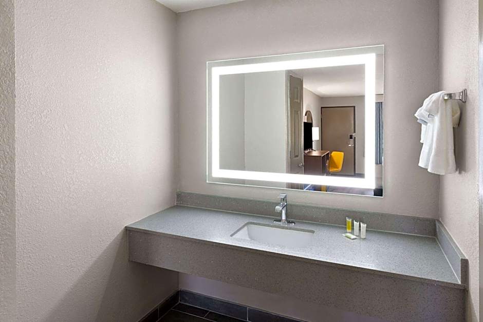 Days Inn & Suites by Wyndham Vicksburg