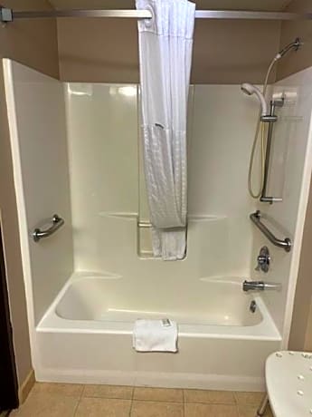 Queen Room with Bath Tub - Mobility Accessible/Non-Smoking